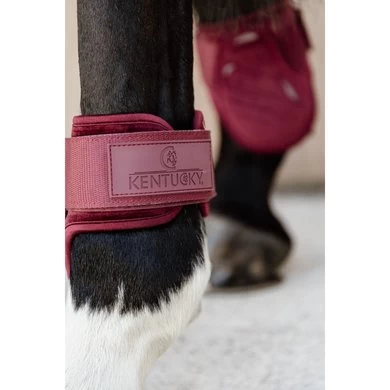 Kentucky Horsewear Kentucky Kogelbeschermer Young Horse Velvet Bordeaux 6 Kentucky Horsewear Kentucky Kogelbeschermer Young Horse Velvet Bordeaux - Afbeelding 6