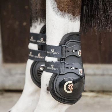 Kentucky Horsewear Kentucky Kogelbeschermer Moonboots Max Elastic Zwart Full 1 Kentucky Horsewear Kentucky Kogelbeschermer Moonboots Max Elastic Zwart Full
