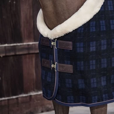 Kentucky Horsewear Kentucky Zweetdeken Show Fleece Heavy Donker Blauw 3 Kentucky Horsewear Kentucky Zweetdeken Show Fleece Heavy Donker Blauw - Afbeelding 3