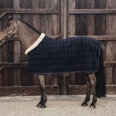 Kentucky Horsewear Kentucky Zweetdeken Show Fleece Heavy Donker Blauw 1 Kentucky Horsewear Kentucky Zweetdeken Show Fleece Heavy Donker Blauw