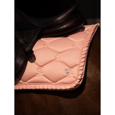 PS Of Sweden Zadeldekje Ruffle Springen Peach 5 PS Of Sweden Zadeldekje Ruffle Springen Peach - Afbeelding 5